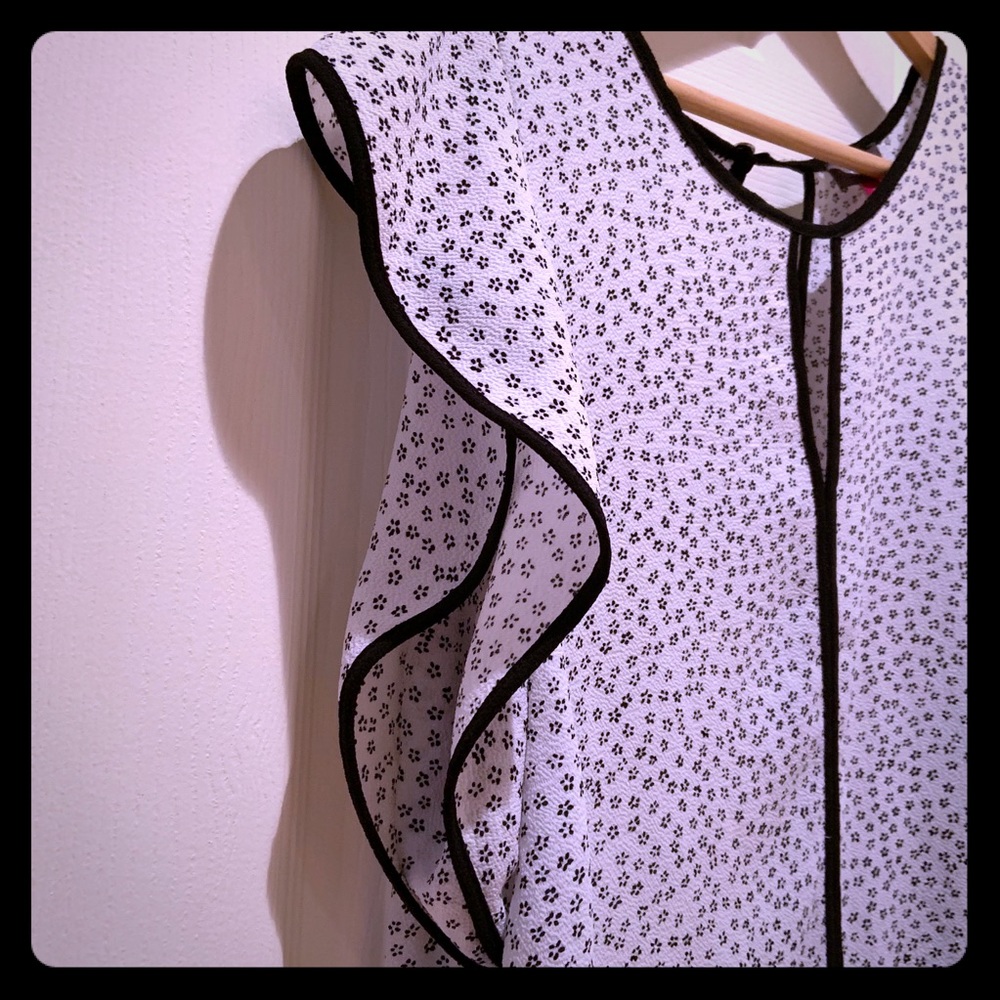 Vince Camuto short sleeve dress up or work blouse